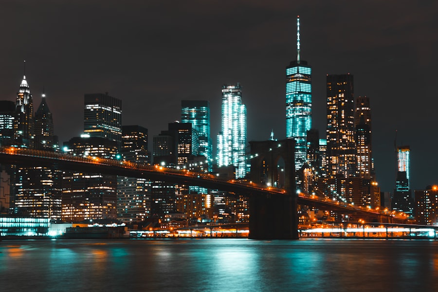 Skyline de uma cidade à noite — a próxima cidade Hudson Drive